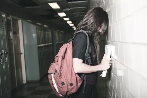 Um retrato de um estudante universitário no campus — Fotografia de Stock