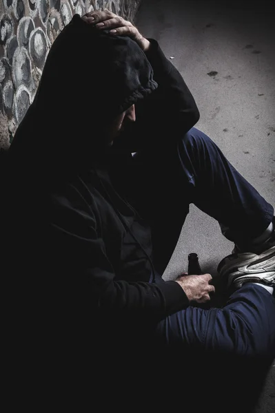 若い男が座ってで失われたうつ病を放棄 — ストック写真