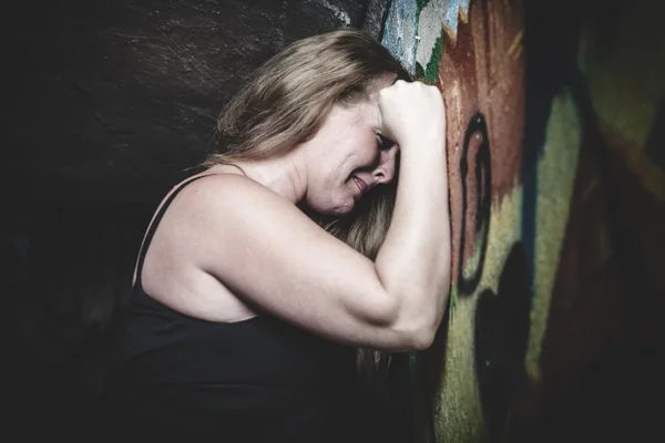 Vrouw met slechte tijd in een tunnel — Stockfoto