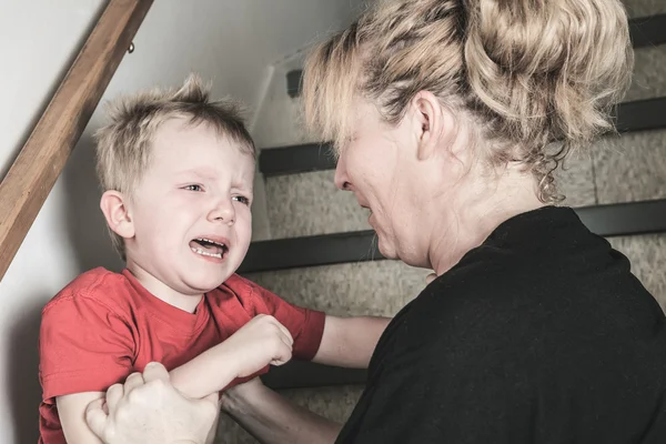 Verwaarloosde eenzaam kind leunend op de muur — Stockfoto