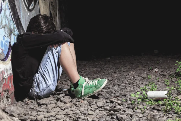 Um adolescente triste deprime em um túnel — Fotografia de Stock