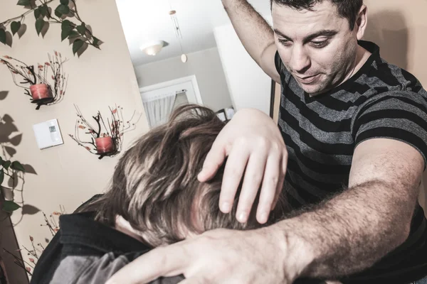 Våldsamma far hit tonåringen i familjen — Stockfoto