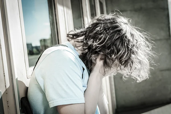 Triste garçon solitaire dans la cour de récréation de l'école — Photo