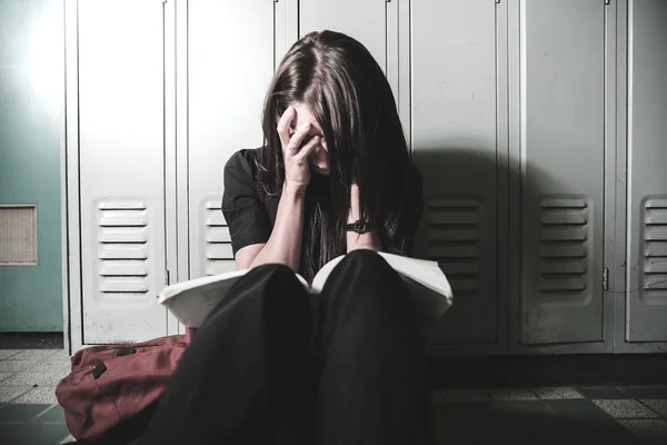 Un retrato de un estudiante universitario en el campus — Foto de Stock