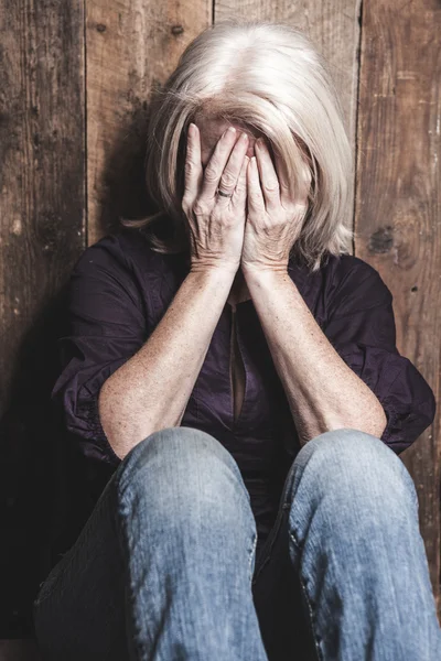 Triste mujer mayor — Foto de Stock