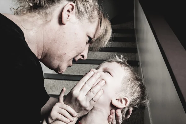 Enfant seul négligé penché au mur — Photo