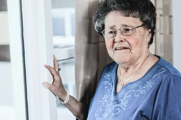 Одинокая 90-летняя бабушка в своей квартире — стоковое фото