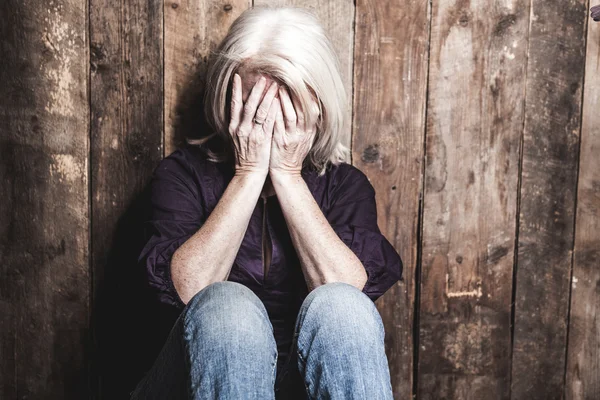 Triste mujer mayor — Foto de Stock