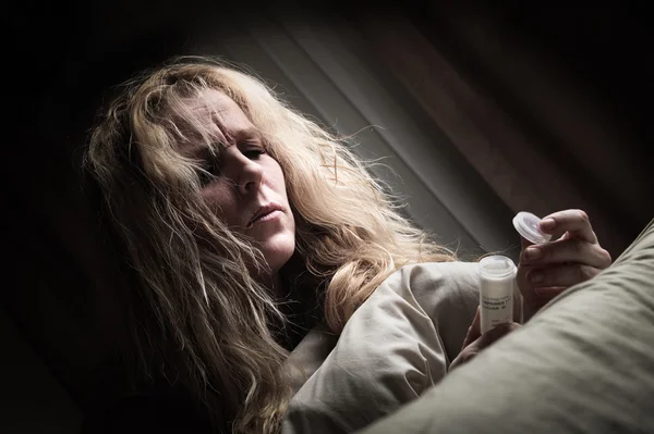 Een vrouw misselijk op bed liggen — Stockfoto
