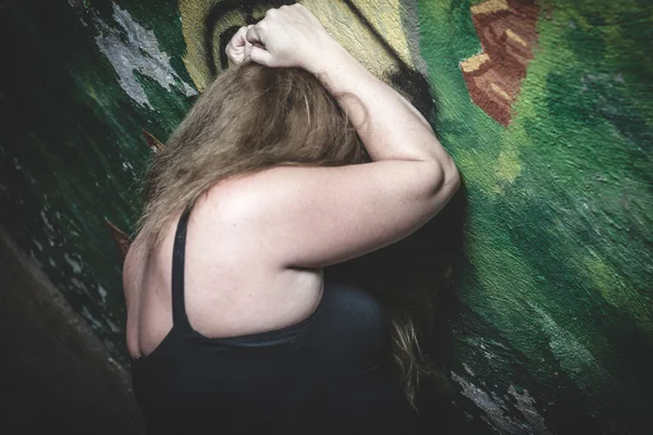 Mujer teniendo mal tiempo en un túnel —  Fotos de Stock