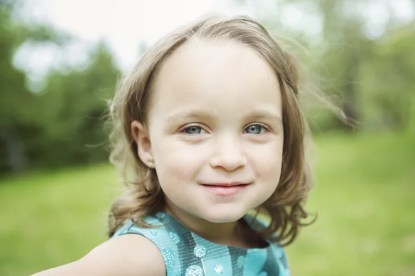 Adorable petite fille dans la prairie forestière — Photo