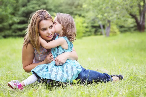 Mor och dotter i skogen har roligt — Stockfoto