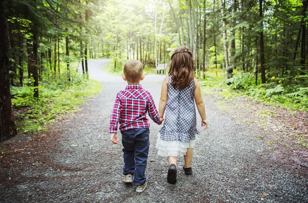 Image de deux enfants heureux qui s'amusent dans le parc — Photo