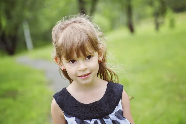 Adorable petite fille dans la prairie forestière — Photo