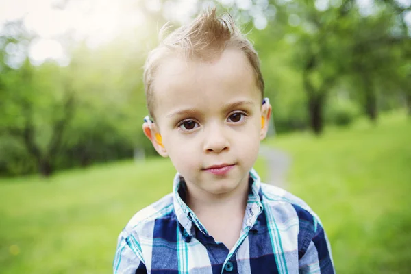 Portret van schattige kleine jongenskind buiten over de aard — Stockfoto