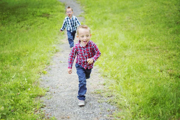 Retrato de dos niños al aire libre en la naturaleza — Foto de Stock