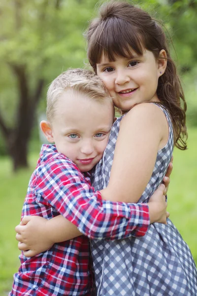 Afbeelding van twee gelukkige kinderen plezier in het park — Stockfoto