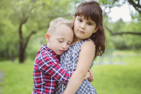 Bild von zwei glücklichen Kindern, die Spaß im Park haben — Stockfoto