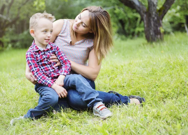 Mãe e filho na floresta se divertindo — Fotografia de Stock