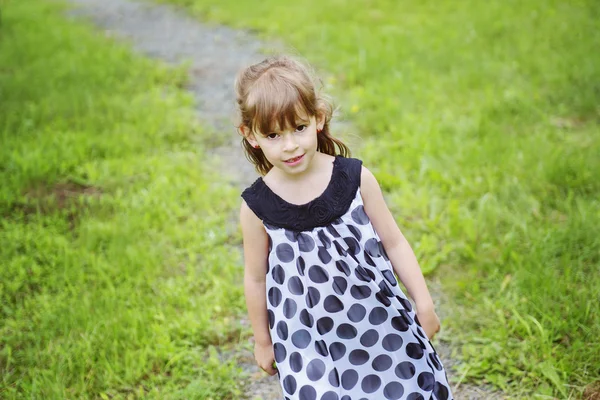 Entzückendes kleines Mädchen auf der Waldwiese — Stockfoto