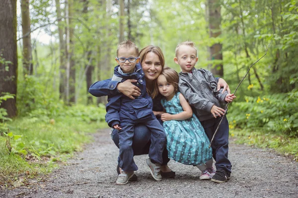 Familie im Wald hat Spaß zusammen — Stockfoto