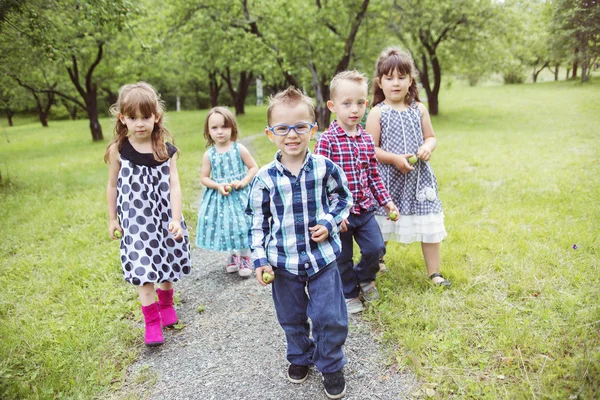 Kinder haben Spaß auf der grünen Wiese — Stockfoto