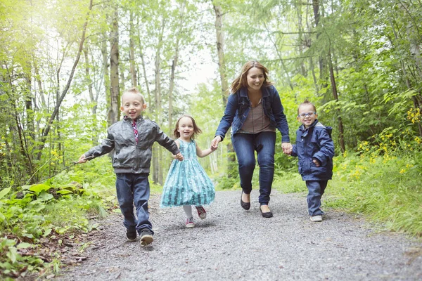 Familj i skogen att ha roligt tillsammans — Stockfoto