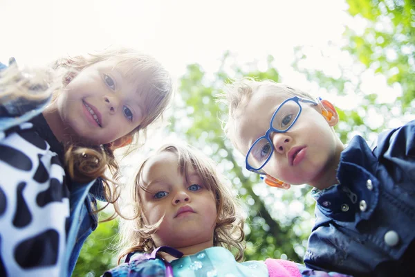 Kinder haben Spaß auf der grünen Wiese — Stockfoto