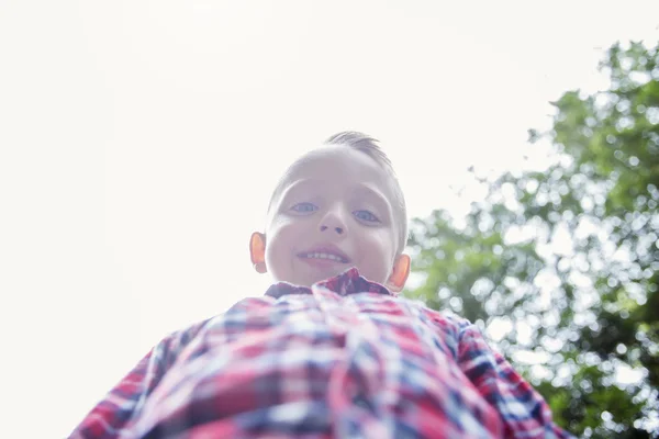 Portret van schattige kleine jongenskind buiten over de aard — Stockfoto