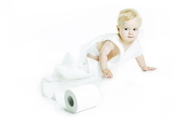 Maluch zgrywanie papieru toaletowego w łazience studio — Zdjęcie stockowe