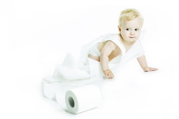 Tout-petit déchirant du papier toilette dans le studio de salle de bain — Photo