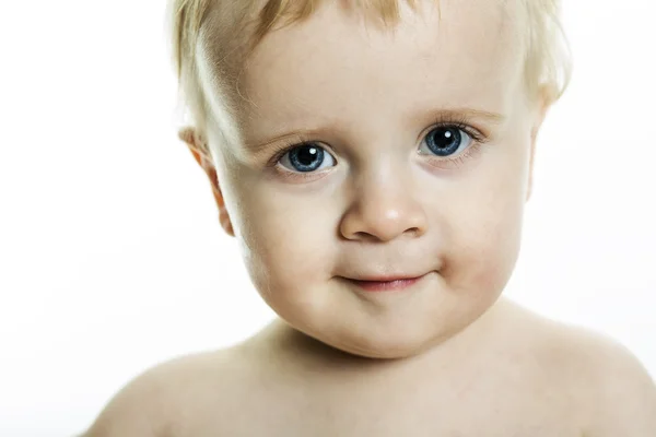 Stående närbild av den lilla pojken med blont hår och blå ögon — Stockfoto