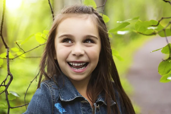 Bedårande liten flicka i skogen ängen — Stockfoto