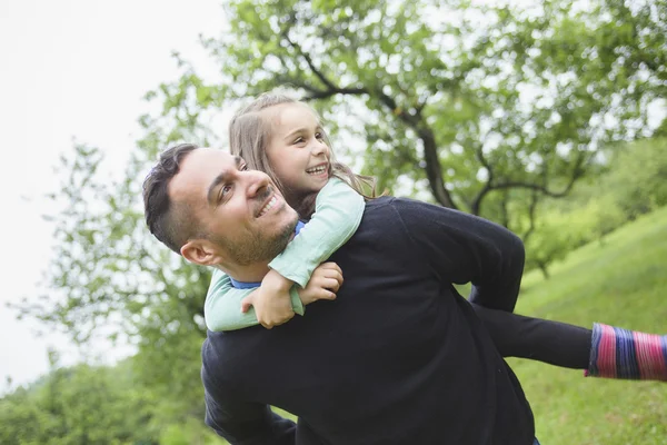 Far och son i skogen på en äng — Stockfoto