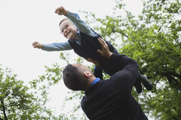 Vater und Sohn im Wald auf einer Wiese — Stockfoto