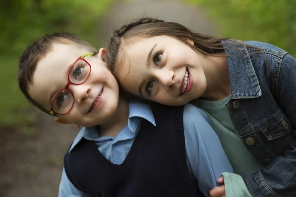 Portret van twee schattige kleine kind buiten op de aard — Stockfoto