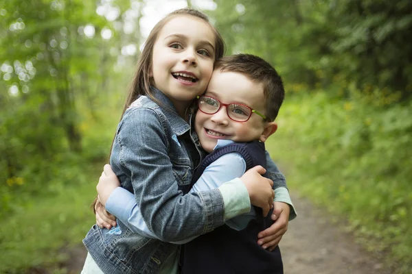 Portret van twee schattige kleine kind buiten op de aard — Stockfoto