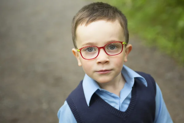 Портрет милого маленького мальчика на природе — стоковое фото