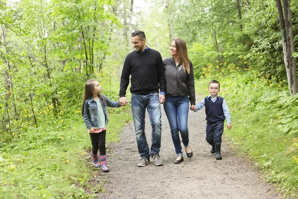 Familj i skogen att ha roligt tillsammans — Stockfoto