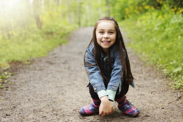 Adorabile bambina nel prato della foresta — Foto Stock