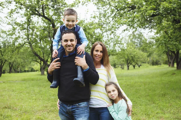 Familj i skogen att ha roligt tillsammans — Stockfoto