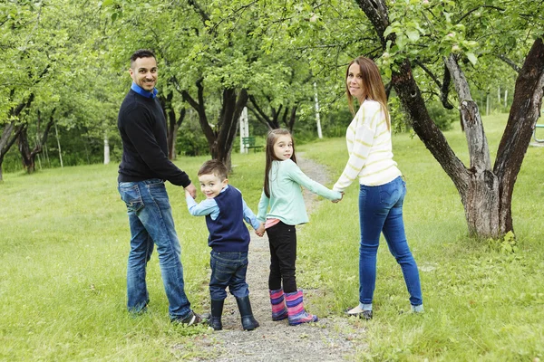 Familj i skogen att ha roligt tillsammans — Stockfoto