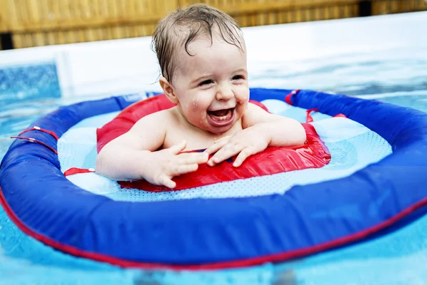Linda niña divertida en la piscina —  Fotos de Stock