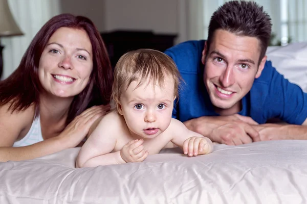 Retrato de familia feliz, madre hermosa y padre guapo —  Fotos de Stock