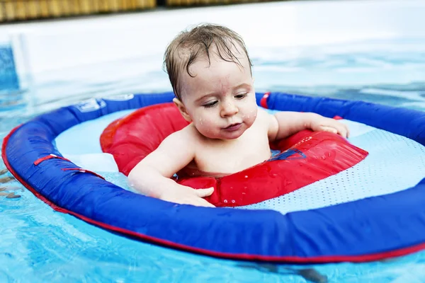 Linda niña divertida en la piscina —  Fotos de Stock