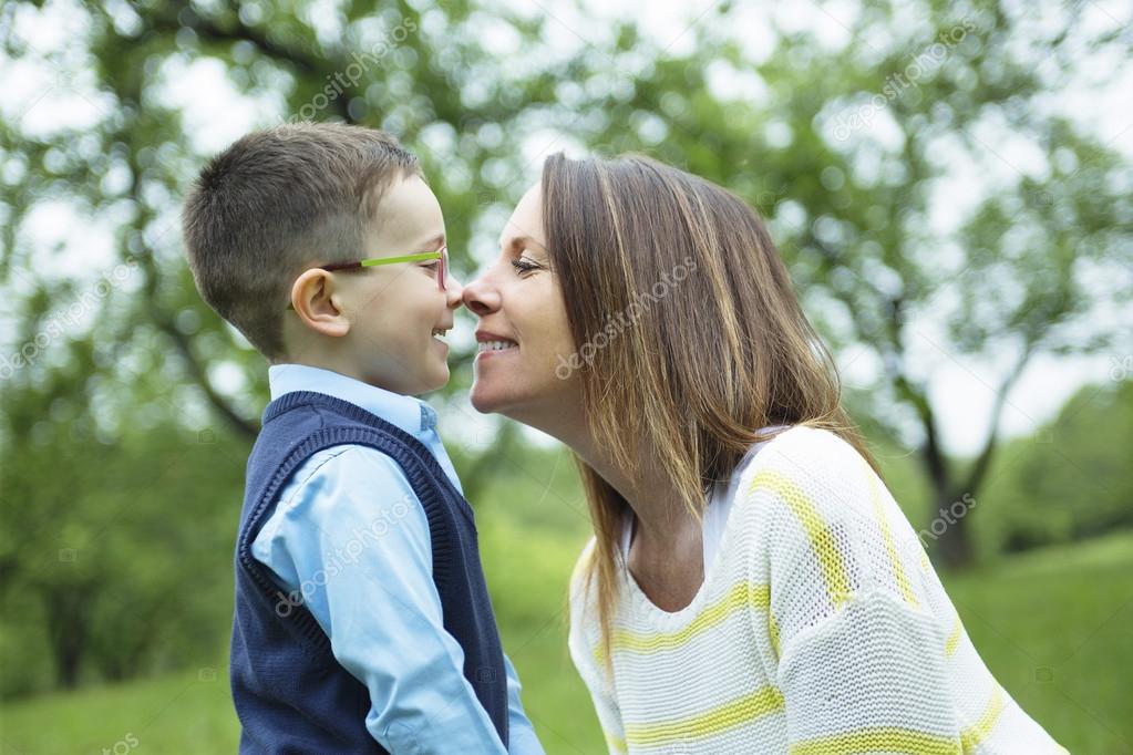 Мать и сын в лесу на лугу — Стоковое фото © Lopolo 80538536