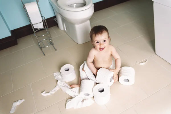 화장실에서 화장지를 포장하는 어린아이들 — 스톡 사진