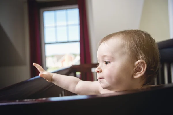 Beau bébé dans un berceau à la maison — Photo