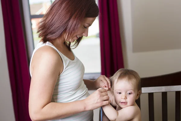 Mãe feliz segurando bebê menino em casa no quarto — Fotografia de Stock