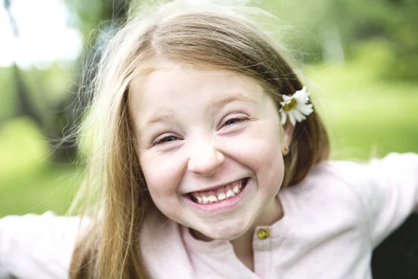 Entzückendes kleines Mädchen auf der Waldwiese — Stockfoto